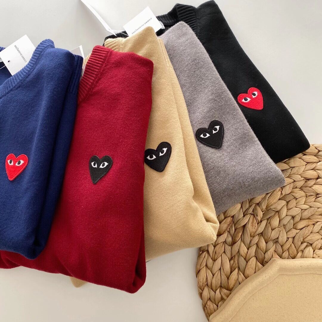Chứng Khoán Sẵn Sàng COMME Des Garcons CDG Play Áo Len Chui Đầu Dệt Kim Dài Tay Cho Nam Nữ Chất Lượng Hàng Đầu Áo Len Cổ Tròn Trang Phục Cặp Đôi Unisex Phổ Biến