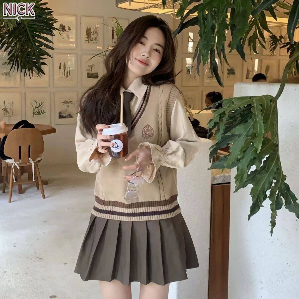 Nick áo gi-lê dệt kim chui đầu preppy áo gi-lê áo len váy xếp li màu tương phản với bộ đồ cổ chữ v