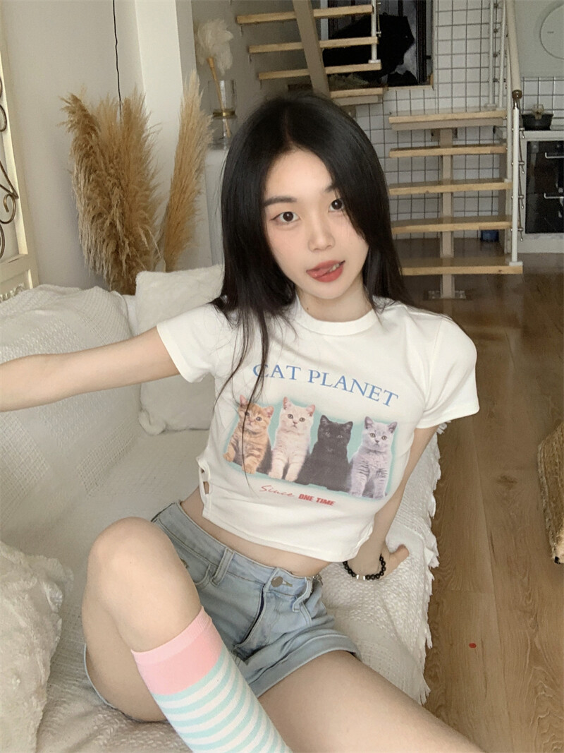 Suzzin áo thun ngắn tay màu trắng dáng ôm áo crop top in hình mèo cho nữ