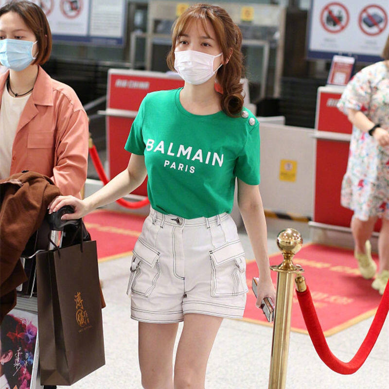 ˉbalmain áo thun tay lỡ vải cotton in chữ màu xanh lá có cúc vàng và bạc ở vai
