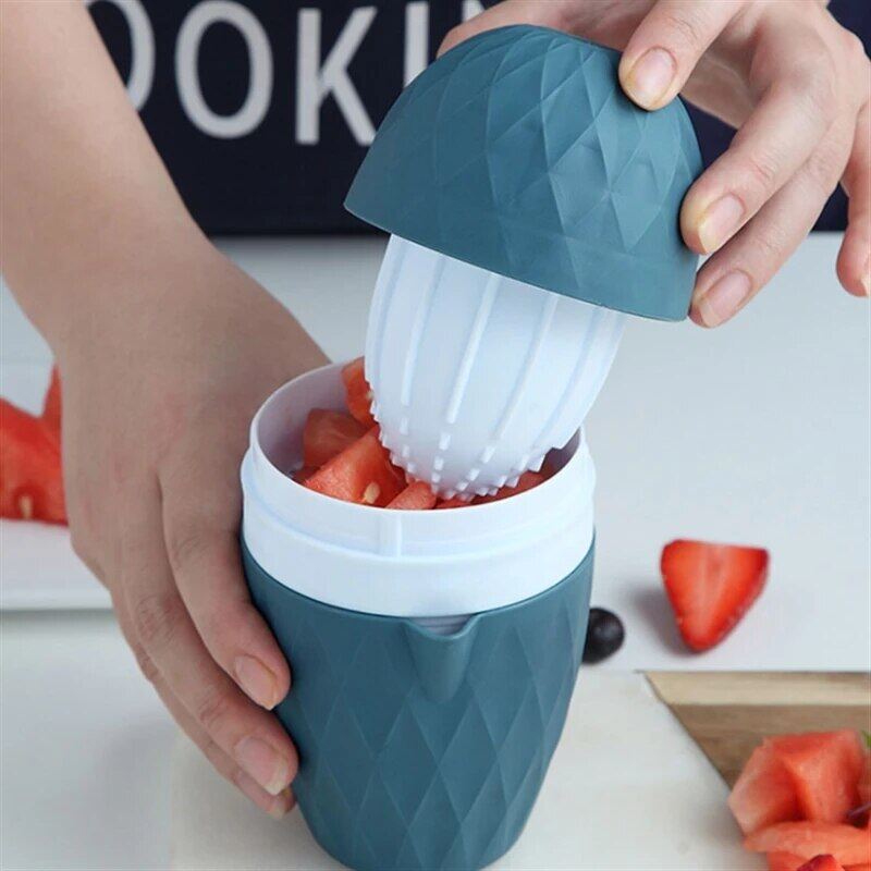 Portable Manual Orange Juicer Mini Rotation Citrus Squeezer Reusable Effort-Saving Juice Maker Manual Juicers