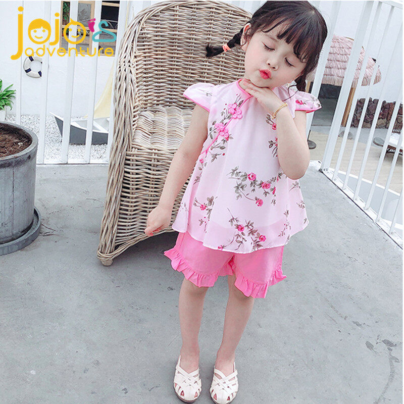 【Jojo's Voyature】 Cô Gái Mùa Hè Phù Hợp Với Thời Trang Em Bé 3-4 Tuổi Trẻ Sơ Sinh Quần Áo Trẻ Em Cổ Điển Bộ Chi Tiết Hoa Trang Trí Top + Quần Short Làm Mới Và Thoáng Khí Màu Hồng Xanh