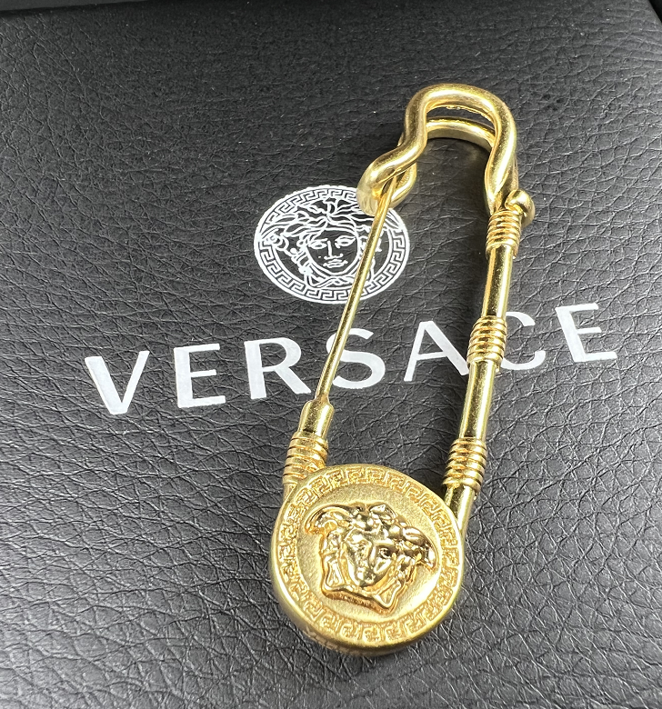 Ghim Cài An Toàn VERSACE Mới 2022