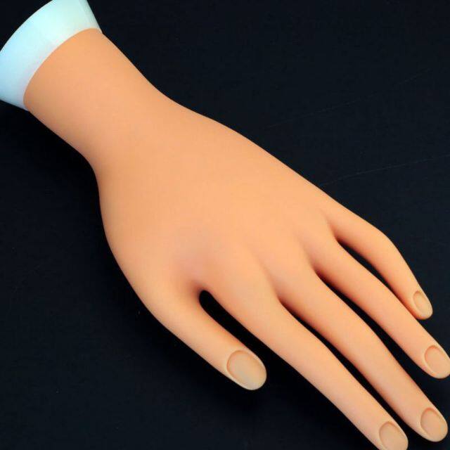 Bàn tay giả học nails