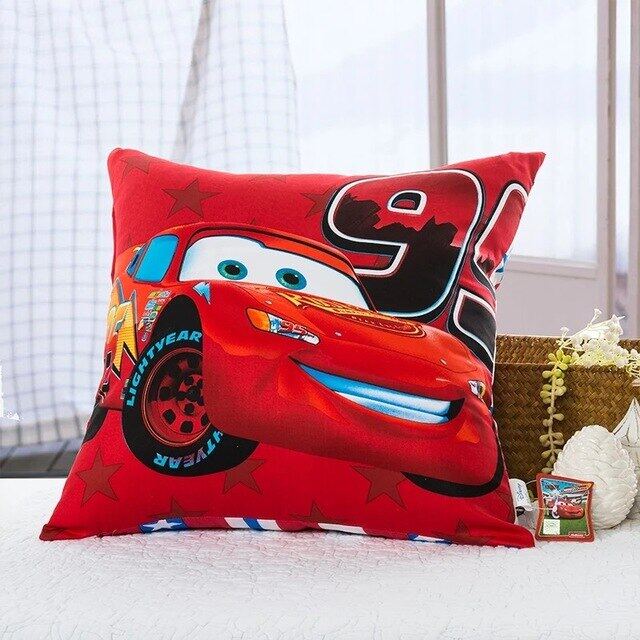 Lightning McQueen รถหมอนสี่เหลี่ยมจัตุรัสสำหรับเด็กอุปกรณ์ตกแต่งห้องนอนผ้าฝ้ายฝาครอบเบาะรองหลังปลอกหมอนเตียงเด็กเด็กทารก