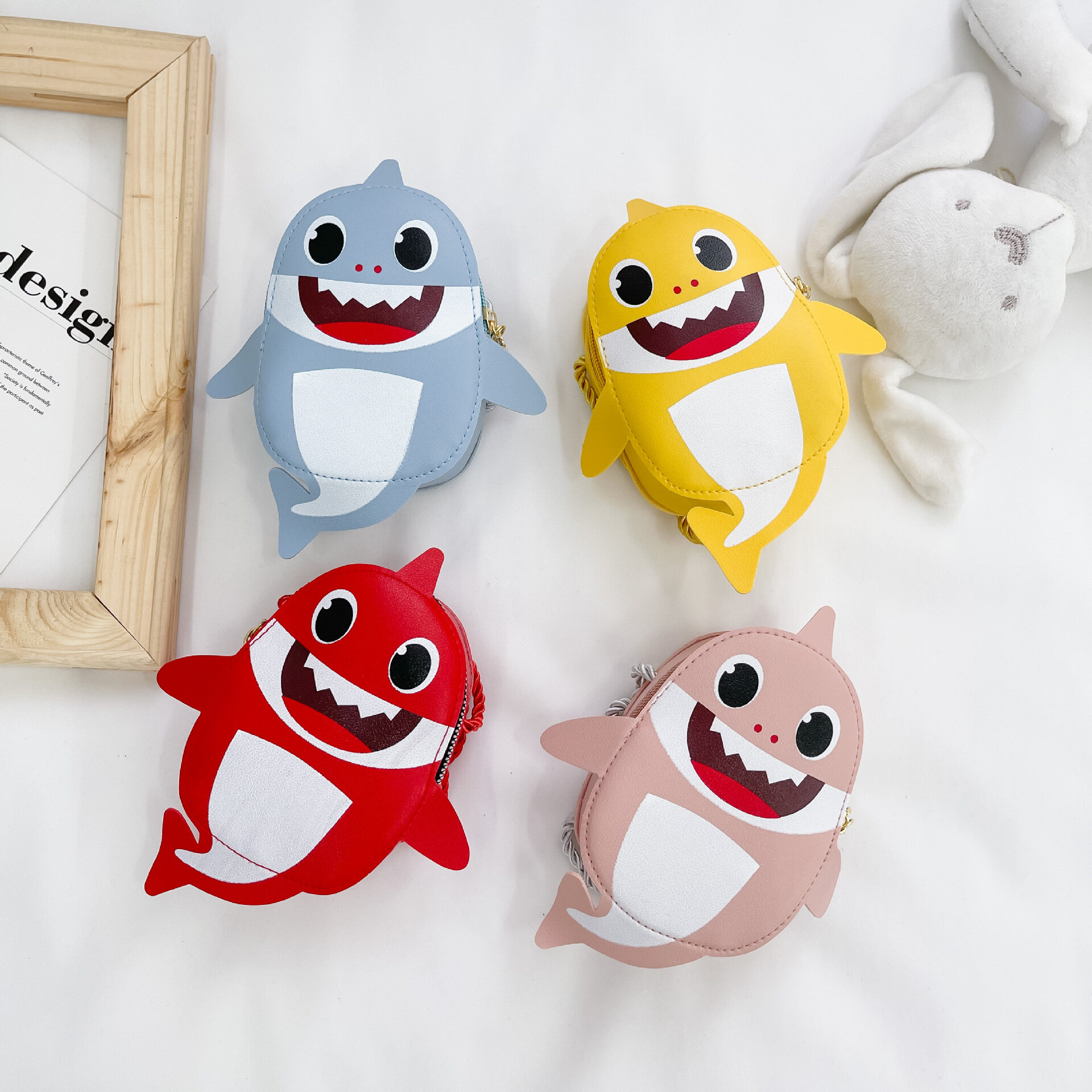 Túi xách cho bé gái Mini Baby Shark Túi Hình Cá Mập Hoạt Hình Nhỏ Cho Bé, Túi Ví Đựng Tiền Xu Bằng Da PU Túi Đeo Vai Nam Nữ Không Thấm Nước Cho Trẻ Em Bé Trai Bé Gái Túi Hình Cá Mập Dễ Thương Của Bố Mẹ Quà Sinh Nhật Cho Trẻ Em