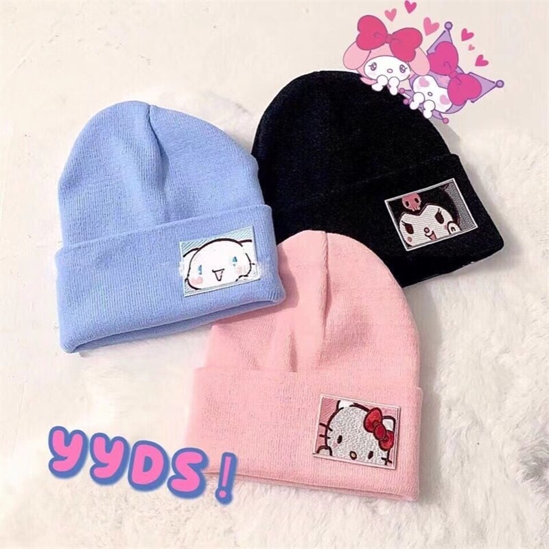 [hat shop] Anime Anime Sanrio mũ dệt kim kitty kuromi giai điệu cinnamoroll thêu Mũ đôi ấm thiết bị ngoại vi xu hướng hoạt hình quà tặng bé gáiWomen Accessories Hats & Caps