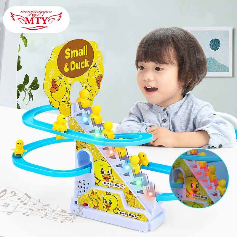 Vui đồ chơi trẻ em điện vịt theo dõi trượt đồ chơi nam nữ vịt leo cầu thang đồ chơi bé đèn led âm nhạc tàu lượn siêu tốc cho trẻ em