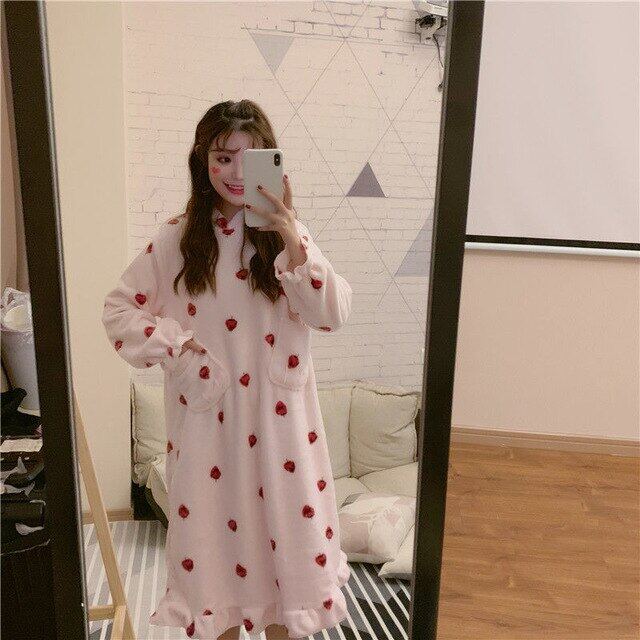 Nightgowns ผู้หญิงขนแกะปะการังผลไม้พิมพ์ Ins น่ารัก Ulzzang สวมใส่นักเรียนหลวม Midi ฤดูหนาว Lapel สาวหวานขายดี Chic