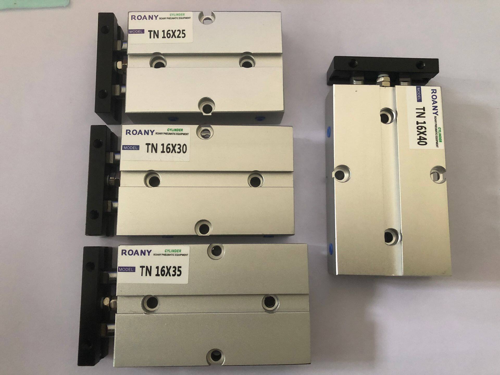 Thanh đôi xi lanh Tn16-30 16mm khoan 30mm đột quỵ thành phần Xi lanh khí nén cho các bộ phận máy nạp đầy xi lanh Thanh Kép