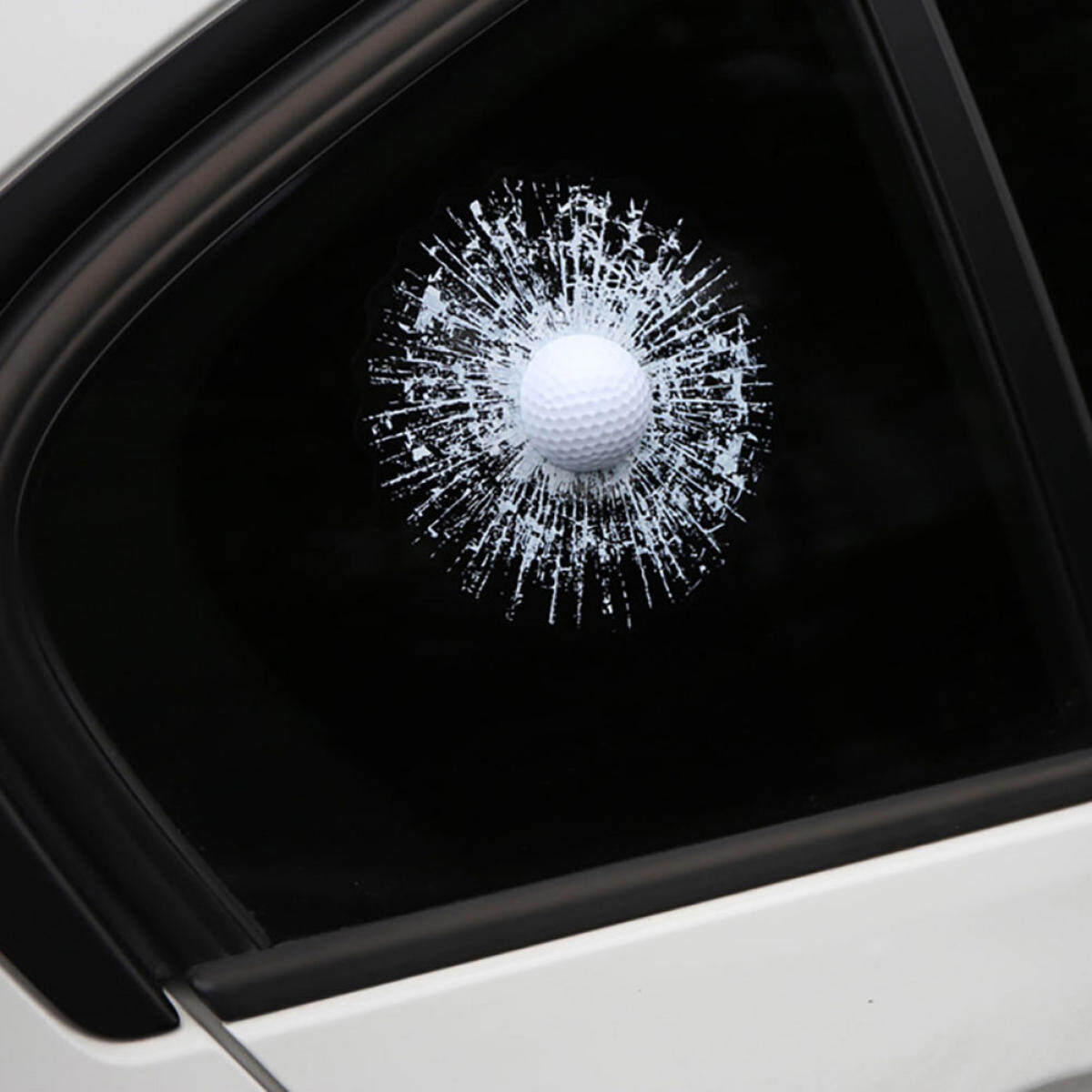 Наклейка мяч в стекле автомобиля