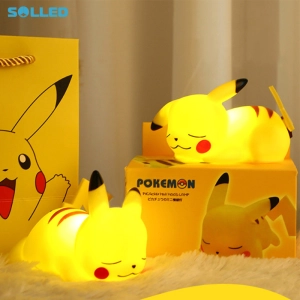 ภาพหน้าปกสินค้าSOLLED Pokemon Pikachu Night Light Elf โคมไฟข้างเตียงน่ารักห้องนอนห้องนั่งเล่นตกแต่ง Gift ที่เกี่ยวข้อง