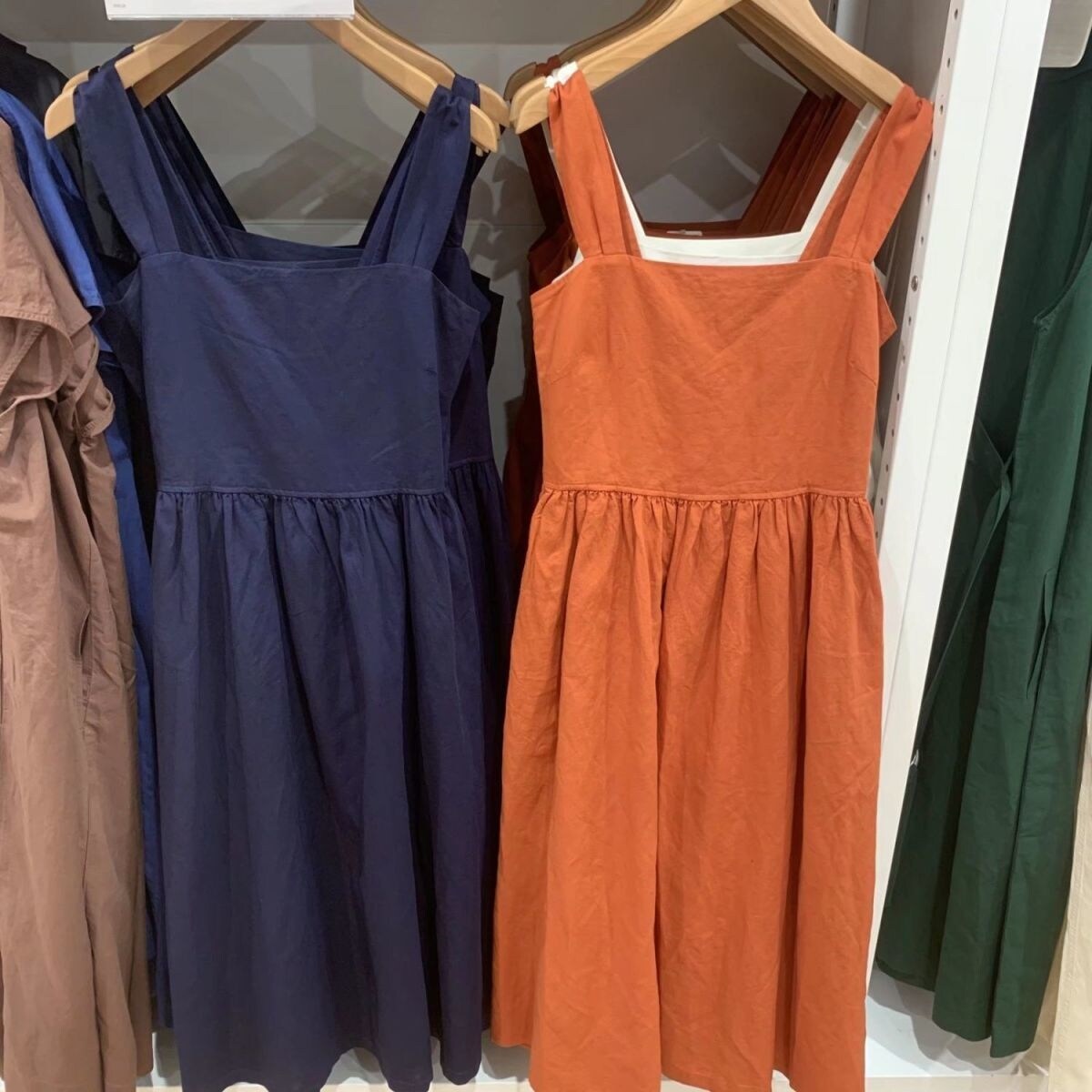 Uniqlo✘❇Đầm Xòe Màu Khói Pha Lanh Mới Mùa Xuân Hè Để Khoe Một Chiếc Váy Trắng Không Tay Đầm Trễ Vai 