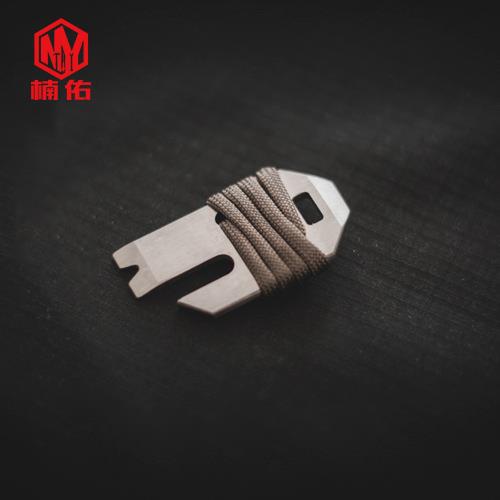 【Huts benefiting the people】 1PC Mini Fat Crowbar 918 Steel Bottle Opener Outdoor Portable Multifunction EDC Tool Multitool Keychain Pendant