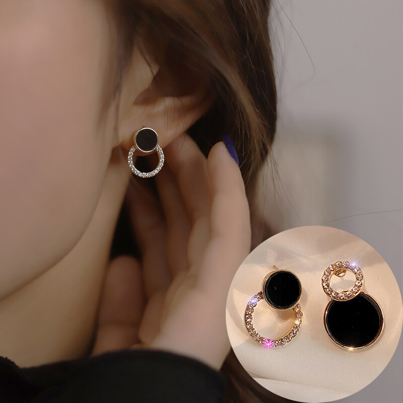 Asymmetric Design Black Round Stud Earrings for Women Fashion Exquisite Rhinestone Stud Earrings Unusual Jewelry Accessories