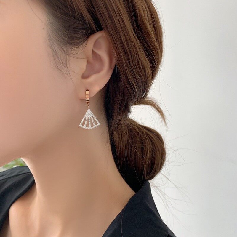 Bông Tai Tòn Ten Hình Quạt Titan Ko Đen TT 3424