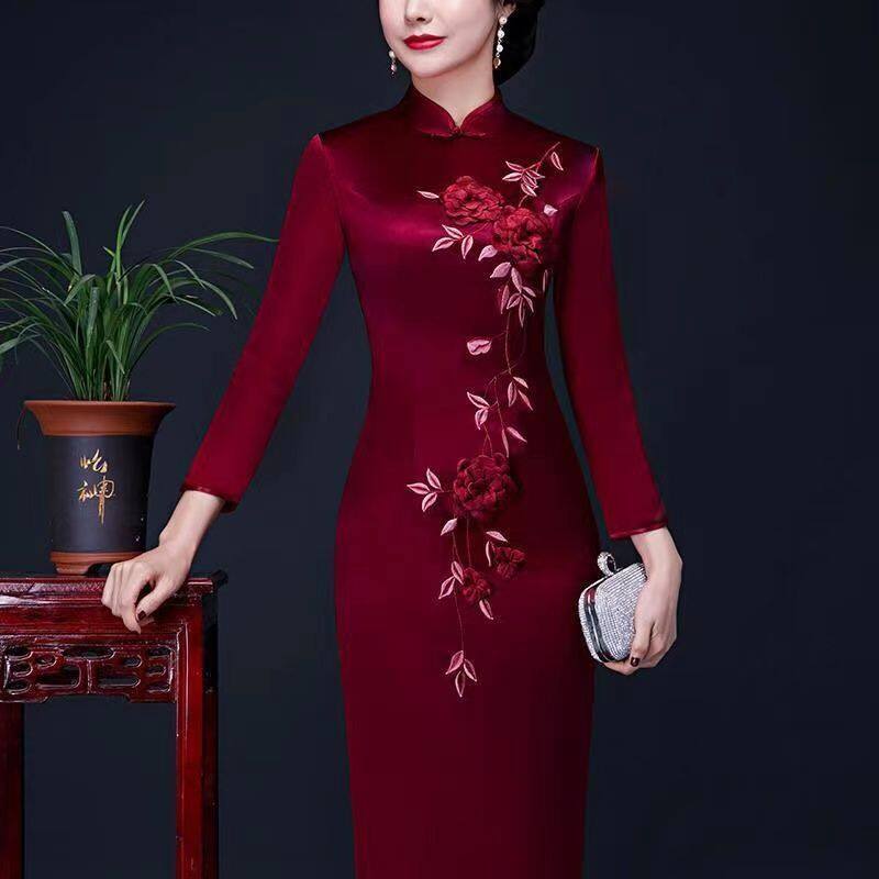 Váy cho mẹ thêu nhung ba chiều váy sườn xám cải tiến dáng ôm dài tay ngoại cỡ mới thu đông váy thêu váy dài